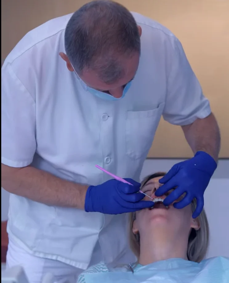 Doktor Ermin Cogo u radu u ordinaciji